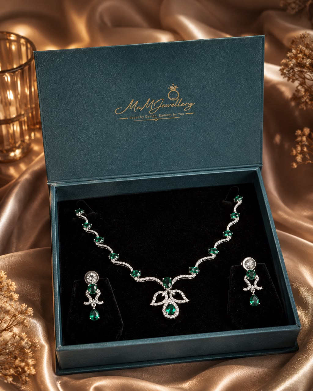 The Emerald Reverie necklace, view 2